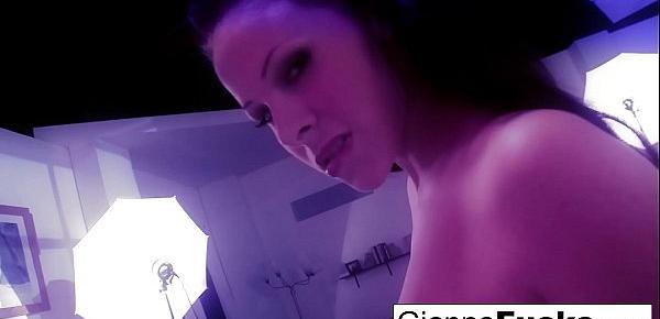  Brunette hottie Gianna Michaels knows how to get herself off